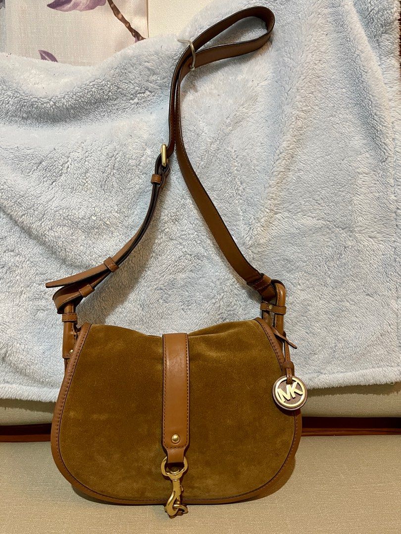 PRELOVED MK Jamie shoulder crossbody bag (Category: Luxury Bags & Wallets) located in Cainta. Submitted by jdcmd (Listing ID 1235218852, Image 1). Description: MK Jamie shoulder crossbody bag Preloved, personal use Velvet type bag W/carecard Decluttering SF c/o buyer via lalamove, grab or lbc from Cainta Gcash or bdo bank transfer No cod, cop Payment first basis.