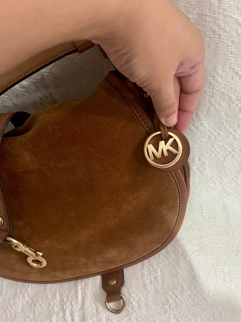 PRELOVED MK Jamie shoulder crossbody bag (Category: Luxury Bags & Wallets) located in Cainta. Submitted by jdcmd (Listing ID 1235218852, Image 2). Description: MK Jamie shoulder crossbody bag Preloved, personal use Velvet type bag W/carecard Decluttering SF c/o buyer via lalamove, grab or lbc from Cainta Gcash or bdo bank transfer No cod, cop Payment first basis.