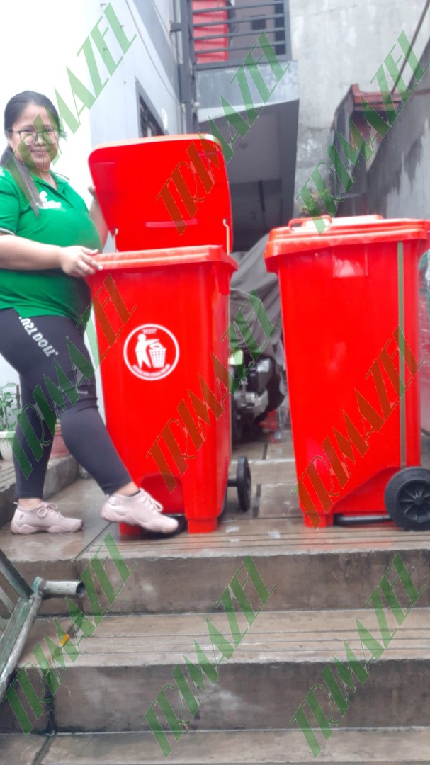 ROLLING TRASH BIN WITH FOOR PEDAL, Furniture & Home Living, Cleaning