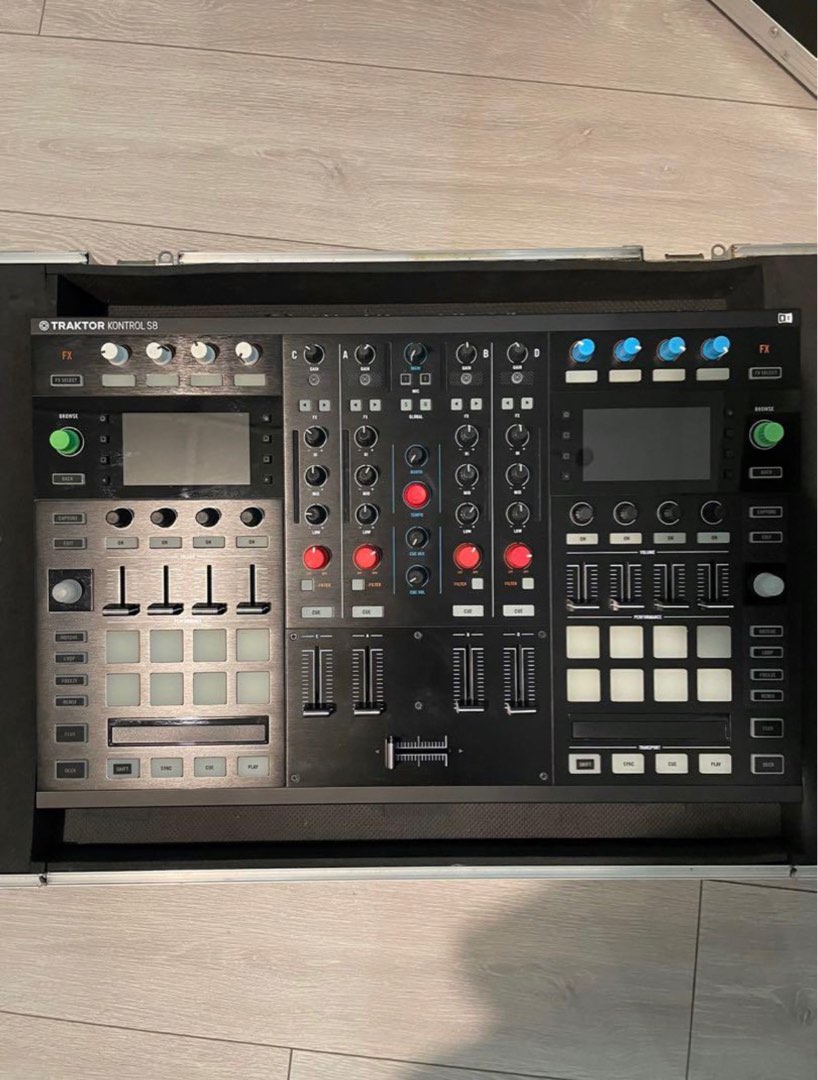 TRAKTOR KONTROL S8 DJ Controller (95 New)with Flight Case Full Set, 興趣