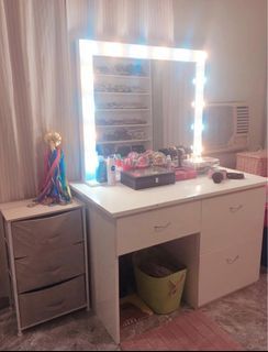 Vanity dresser tableAnd mirror