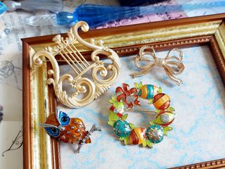 ✨ 超值特價品 🌾 歐美款式 胸針 心口針 多款選 mayuvintage vintage brooch ✨ 近代製品 雅典娜豎琴 雙層蝴蝶结 立體猫頭鹰 萊茵石花環64191655738114110