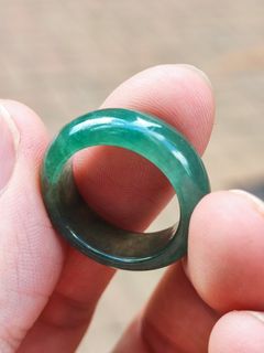 天然翡翠玉石 高冰晴藍滿色戒圈 超冰感水頭極好 晶瑩剔透就是如此 不同角度各顯特色 越看越美 (保A貨) 有興趣請留言詢時價。(呎吋:內直徑17.8mm)64193536252929110