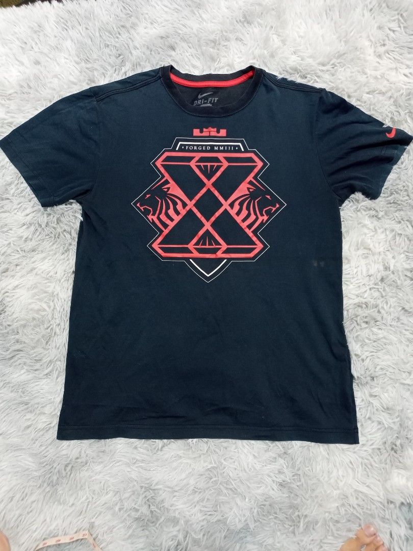 Black nike shirt (Category: Tshirts & Polo Shirts ) located in Caloocan City. Submitted by _c14rr (Listing ID 1238607610, Image 1). Description: width:20" length:27" Flaw: minor stains(nasa pic) +sf mop:gcash . . ..