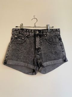 (Category: ) located in . Submitted by fashionista4 (Listing ID 1238557031, Image 1). Description: .