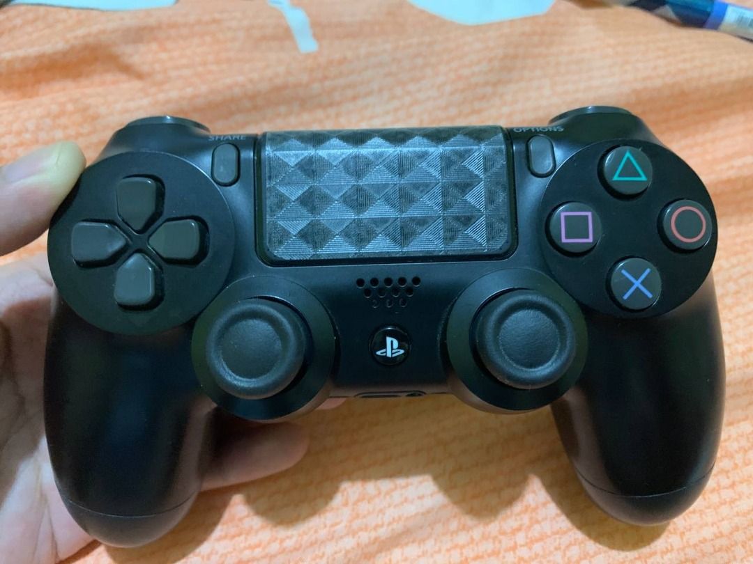 DualShock 4 PS4 Controller LEGIT (Category: Controllers) located in Marilao. Submitted by calibre027 (Listing ID 1225840827, Image 2). Description: DualShock 4 PS4 Controller LEGIT 👉 Very good condition, no issues, no ghost movement 👉 with protector sa touchpad para di magasgas 👉 Sticker label sa likod intact , hindi faded 👉 meetups: karuhatan valenzuela, marilao, meycauayan.