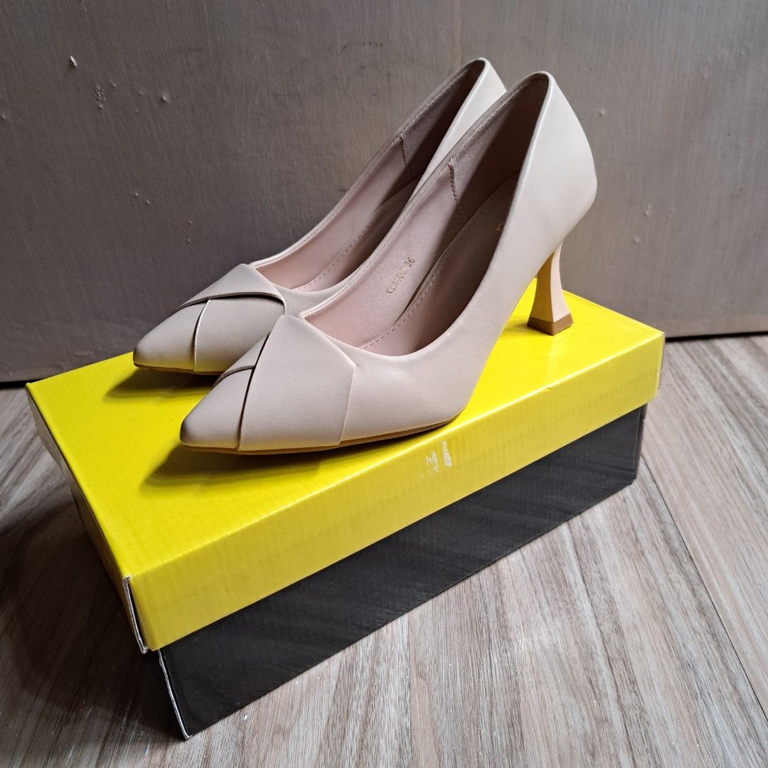 Louis Vuitton Black Pumps Heels, Women's Fashion, Footwear, Heels on  Carousell