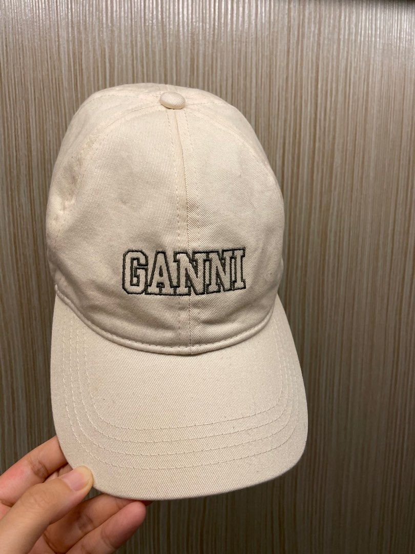 GANNI 米色帽子, 她的時尚, 手錶及配件, 帽在旋轉拍賣