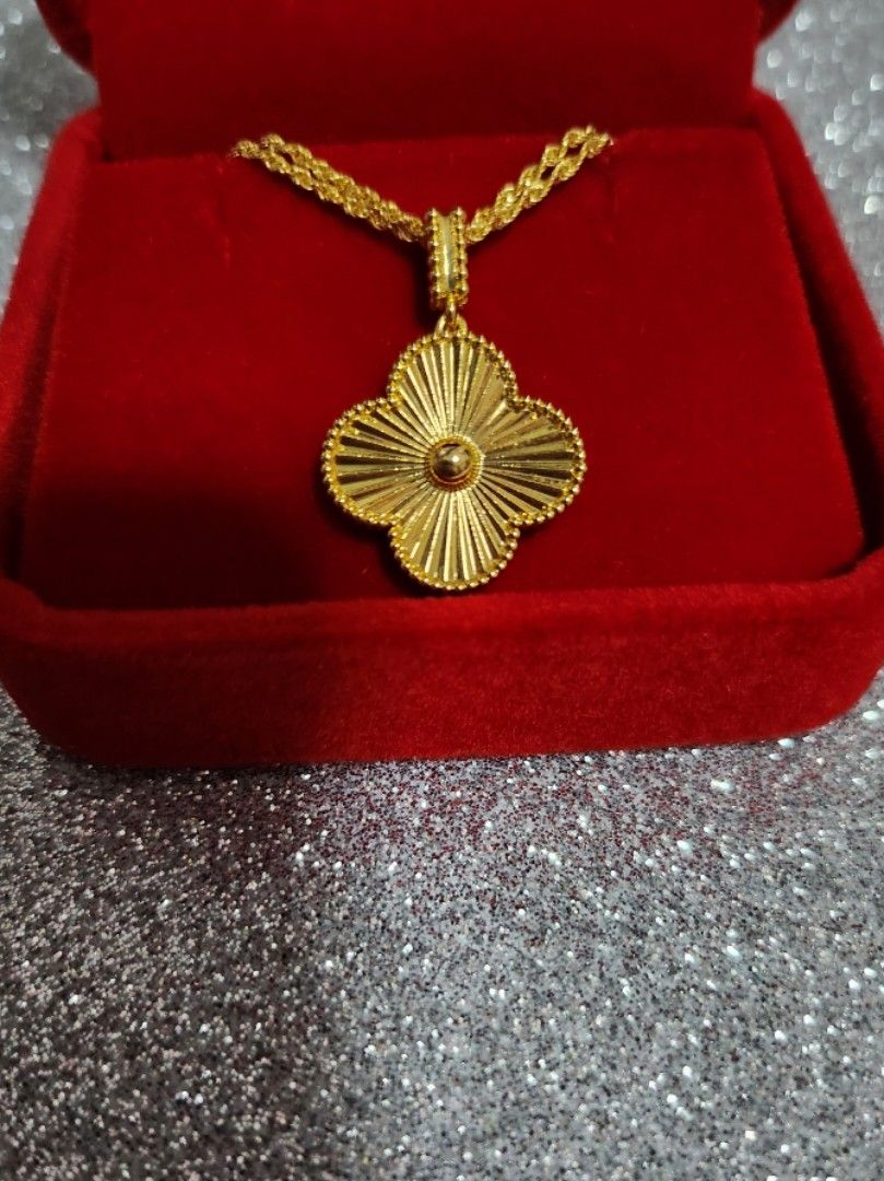 Large clover gold pendant 18k gold AU750 Pawnable gold