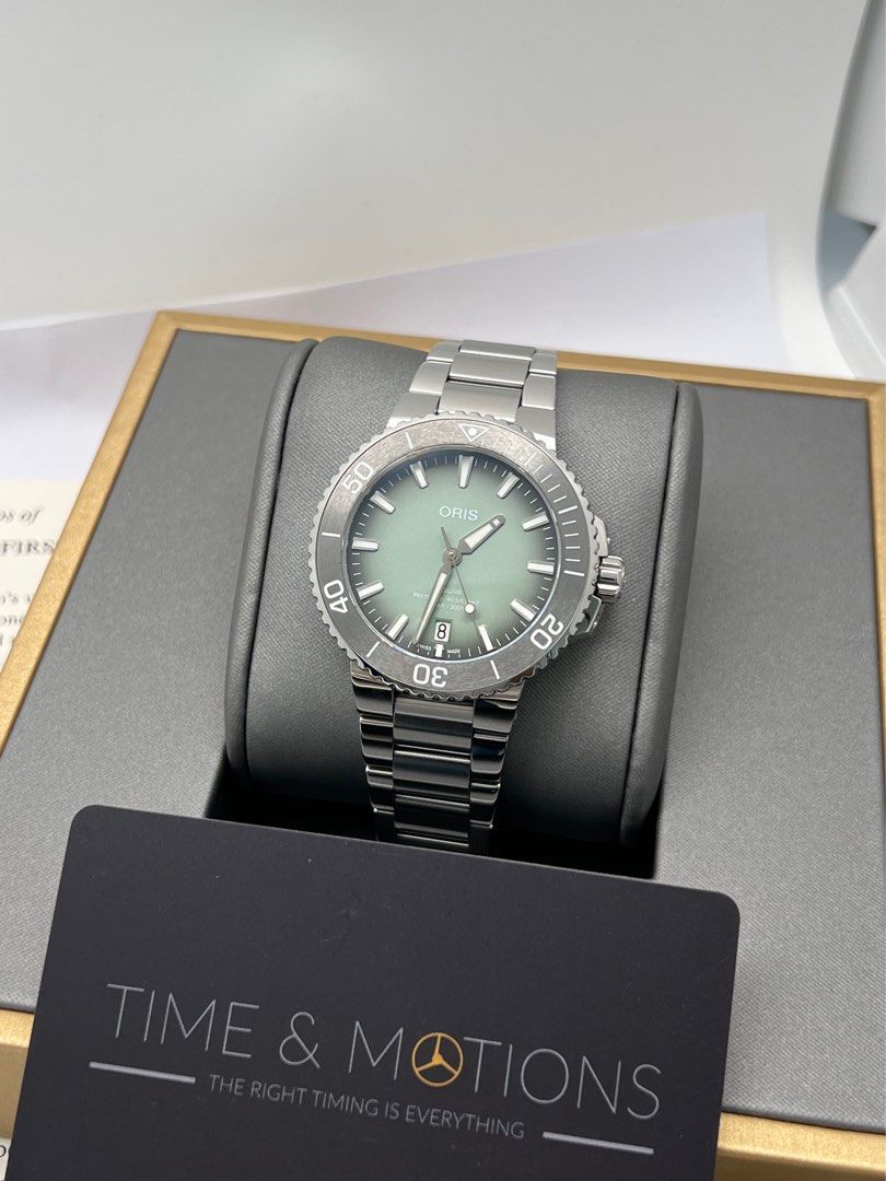 Oris Aquis Date Green 39.5mm Pre owned Luxury Watches on Carousell