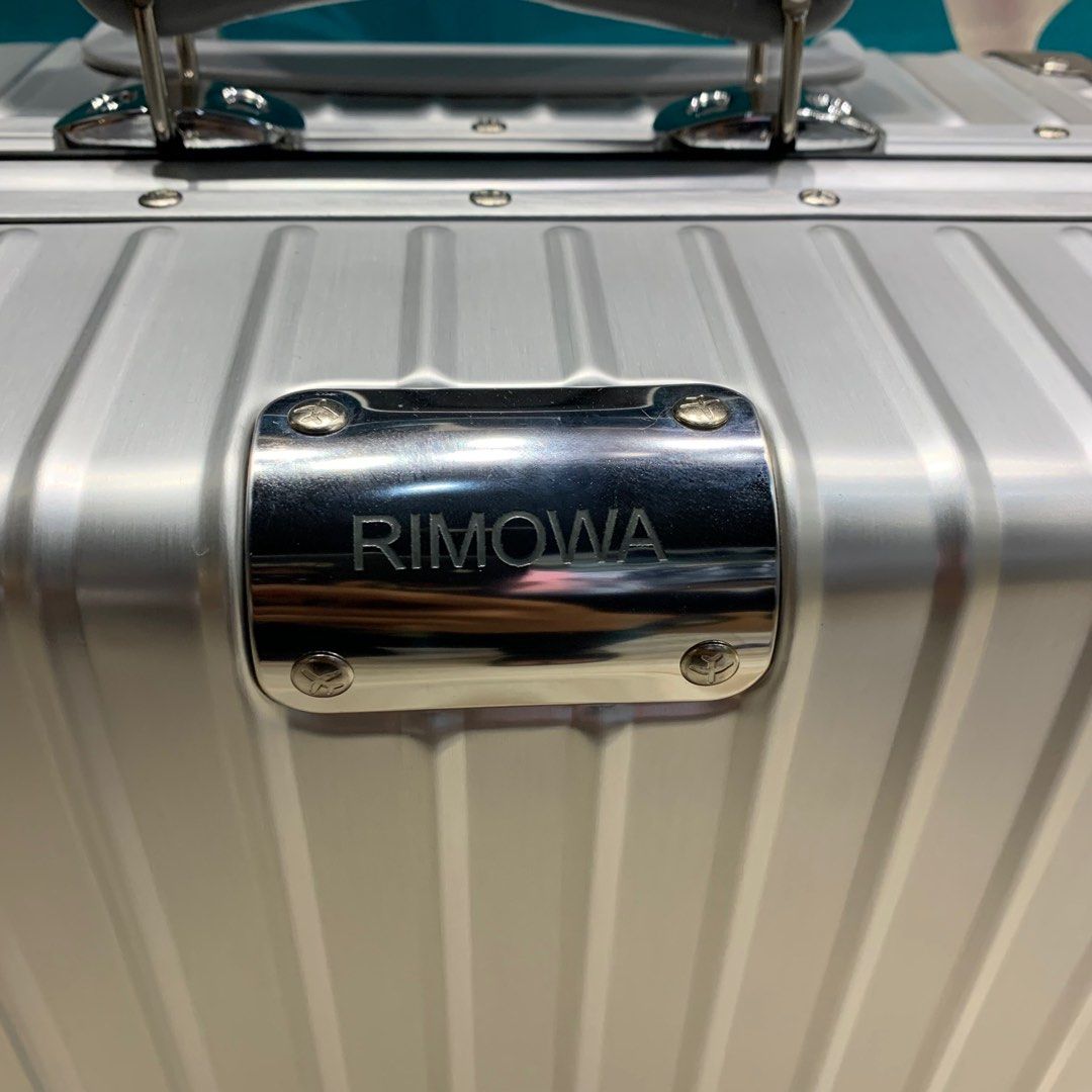 Rimowa classic size cabin, Fesyen Wanita, Aksesoris di Carousell