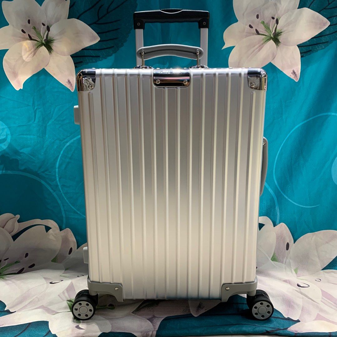 Rimowa classic size cabin, Fesyen Wanita, Aksesoris di Carousell