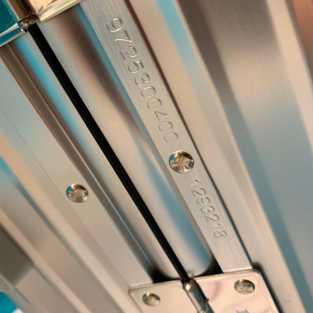 Rimowa classic size cabin, Fesyen Wanita, Aksesoris di Carousell