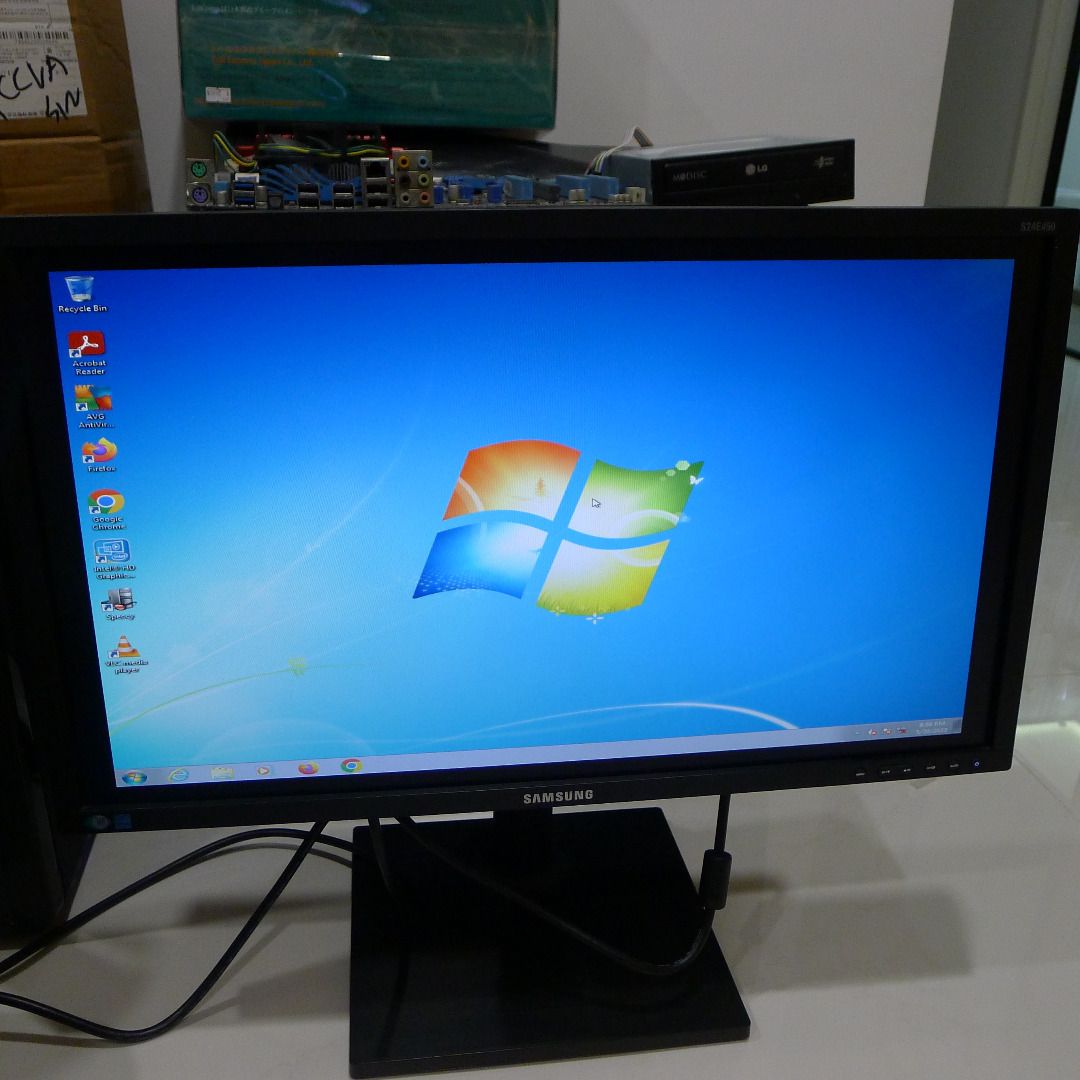 Samsung S24E450B FHD 24" monitor with VGA and DVI inputs tilt and