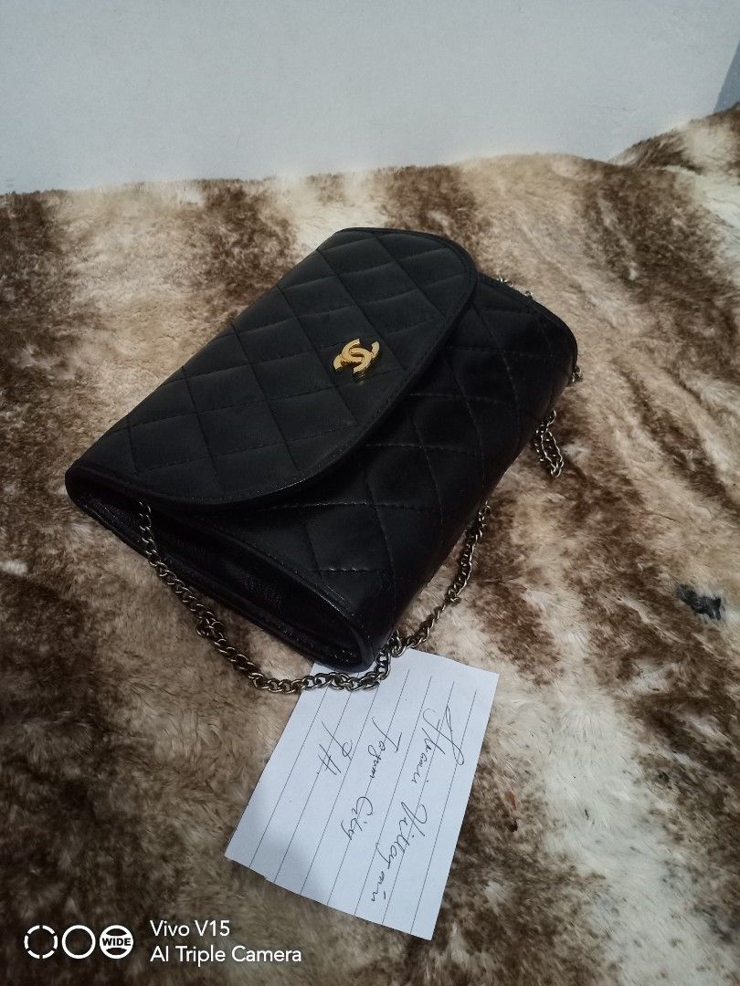 Vintage Chanel minin (Category: Luxury Bags & Wallets) located in Tagum. Submitted by luxbagelyas (Listing ID 1238533981, Image 2). Description: Good condition may minimal rubs lang genuine leather loob at labas Japan surplus ko to nabili parang amoy vintage parang replaced chain nya kasya phone.