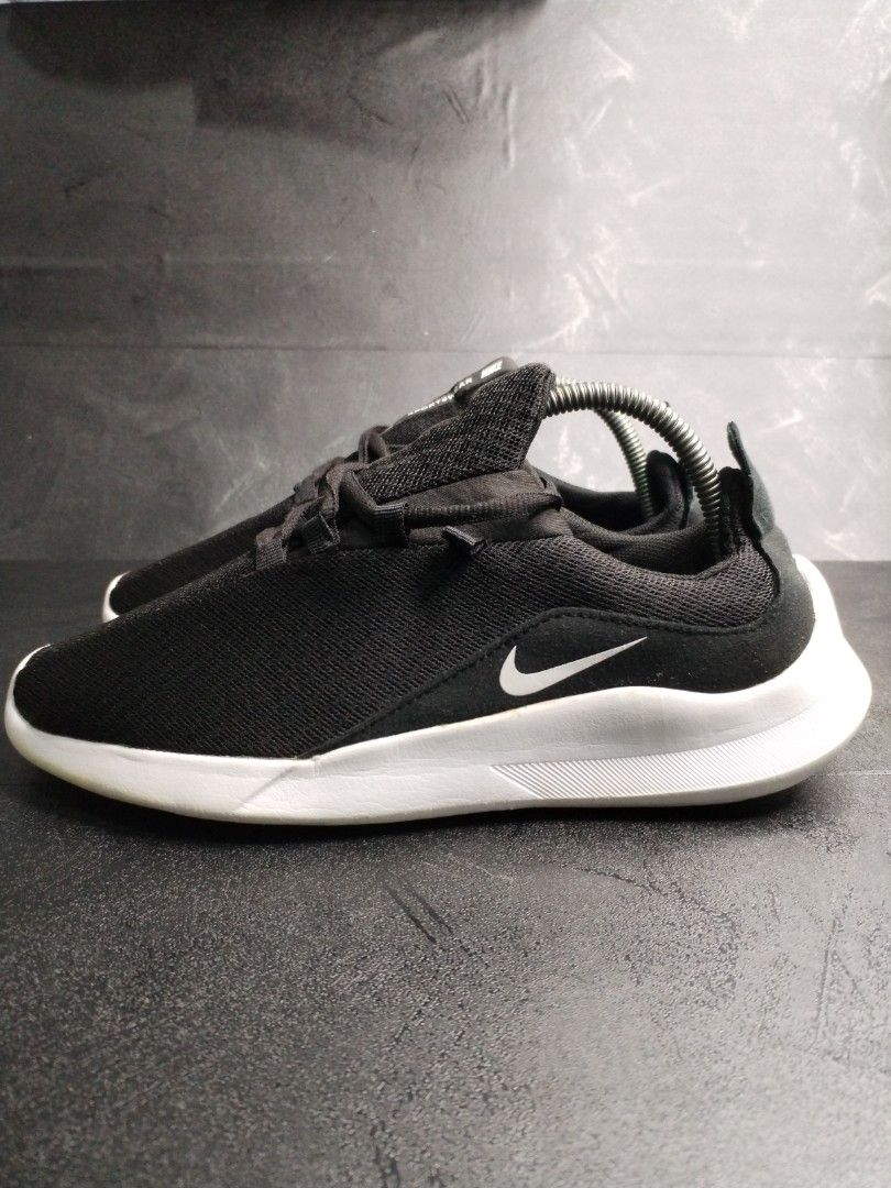 Nike viale black and white store