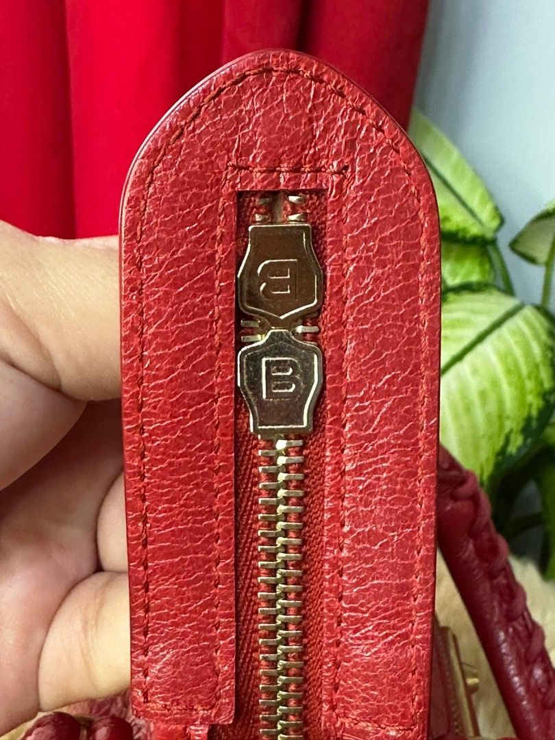 Authentic Balenciaga Mini Metallic Edge Distressed Leather (Category: Luxury Bags & Wallets) located in Quezon City. Submitted by hellopatchi (Listing ID 1238678443, Image 3). Description: Balenciaga Mini Metallic Edge Distressed Leather 9/10 Condition Inclusions: dustbag, strap, mirror .
