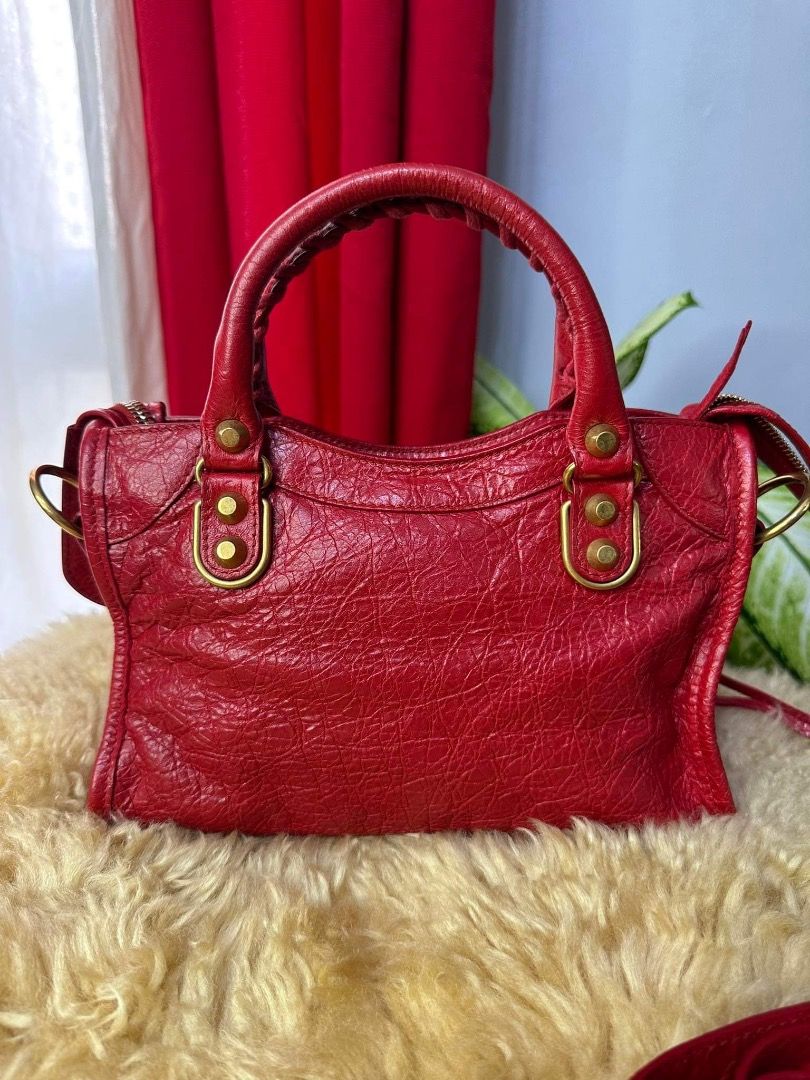 Authentic Balenciaga Mini Metallic Edge Distressed Leather (Category: Luxury Bags & Wallets) located in Quezon City. Submitted by hellopatchi (Listing ID 1238678443, Image 2). Description: Balenciaga Mini Metallic Edge Distressed Leather 9/10 Condition Inclusions: dustbag, strap, mirror .