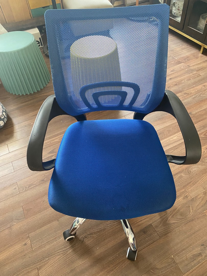 Blue Office chair with faulty mechanisms and issues, Furniture & Home