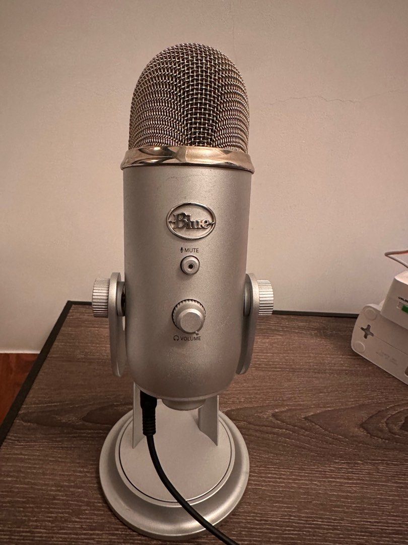 https://media.karousell.com/media/photos/products/2023/6/21/blue_yeti_usb_mic_for_recordin_1687310604_35b706aa_progressive.jpg