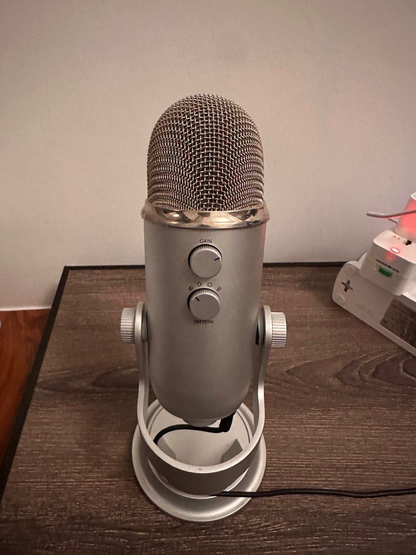 Blue Yeti USB Mic for Recording & Streaming on PC and Mac, 3 Condenser