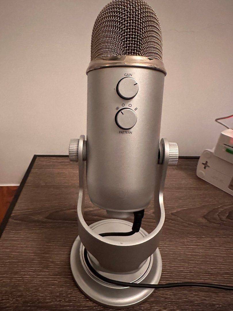 Blue Yeti USB Mic for Recording & Streaming on PC and Mac, 3 Condenser