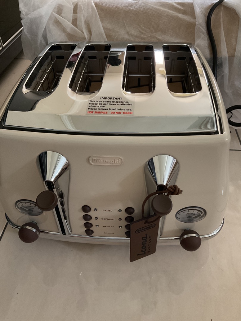 Delonghi 4 slices toaster, TV & Home Appliances, Kitchen Appliances