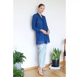 Kebaya Moden Lace & Batik
