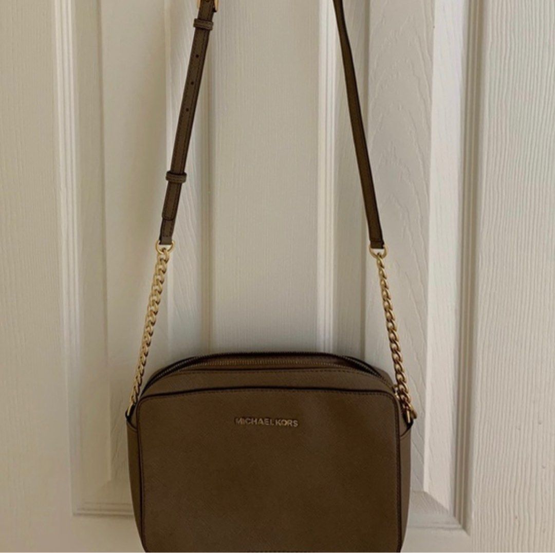 Michael kors Jet set bag (Category: Luxury Bags & Wallets) located in Cabanatuan. Submitted by scrlttt (Listing ID 1238776694, Image 2). Description: Michael kors jet set crossbody bag in Dark taupe Classy color Well used , such a steal price Last price posted Need to declutter (we are moving).