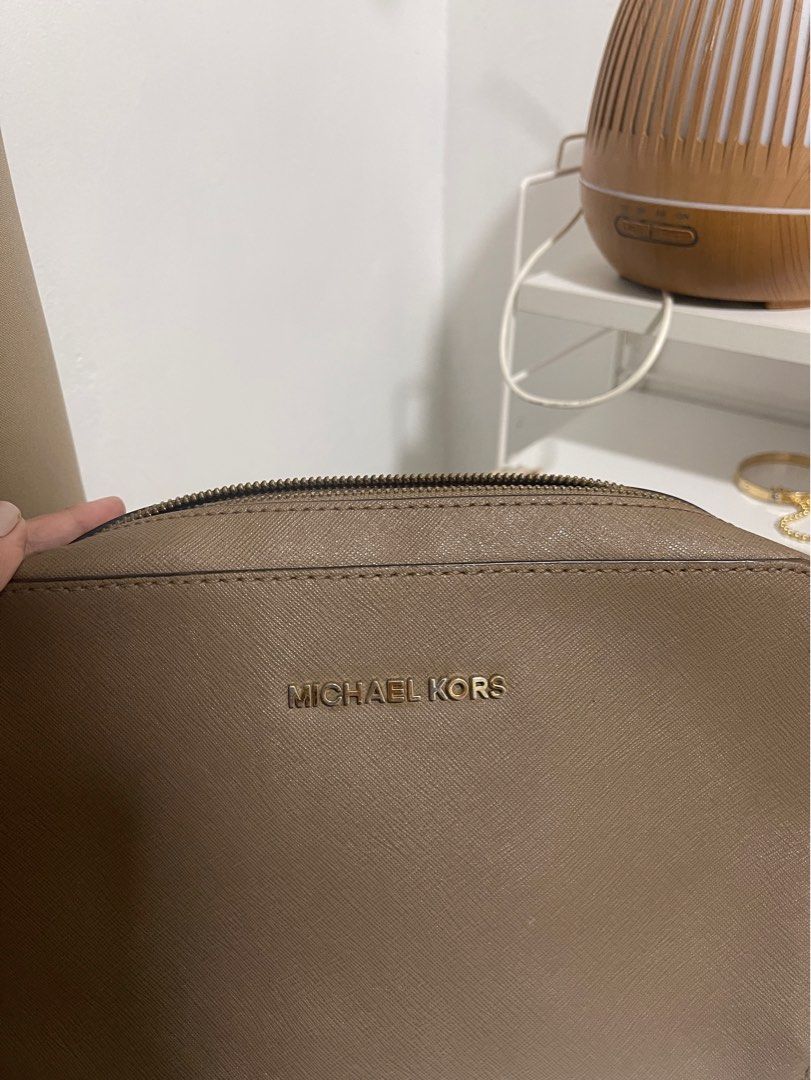 Michael kors Jet set bag (Category: Luxury Bags & Wallets) located in Cabanatuan. Submitted by scrlttt (Listing ID 1238776694, Image 3). Description: Michael kors jet set crossbody bag in Dark taupe Classy color Well used , such a steal price Last price posted Need to declutter (we are moving).