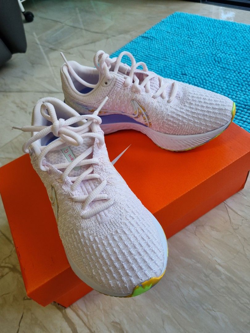 White and gold nike cheap running shoes