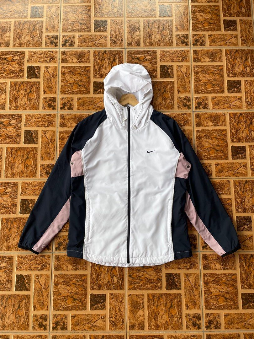 Black and white deals nike windbreaker outfit