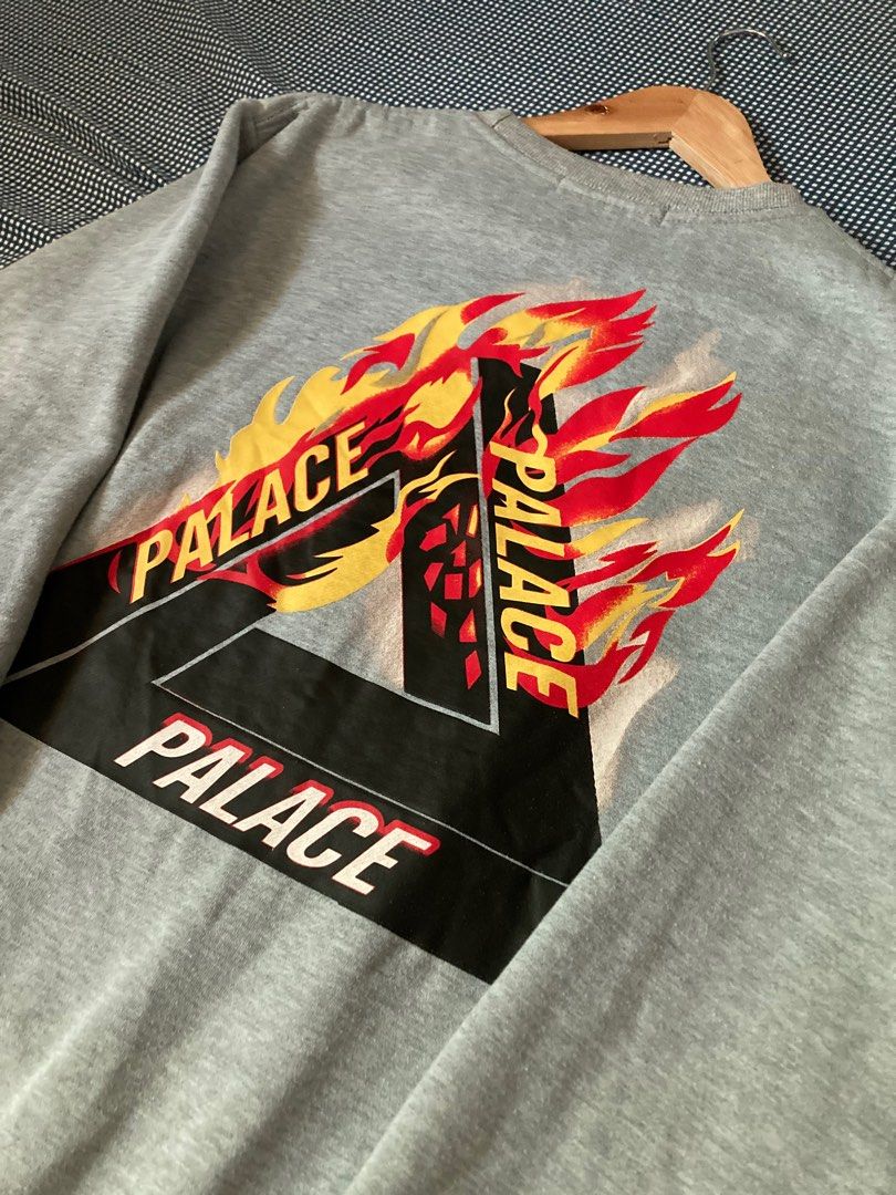 PALACE Sweater (Category: Coats, Jackets and Outerwear) located in Guimba. Submitted by eksss (Listing ID 1238657347, Image 1). Description: XL Like new condition Light gray color No issues.