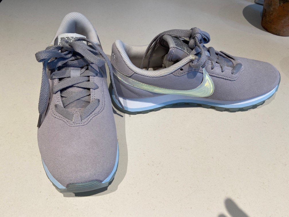Cute white nikes store