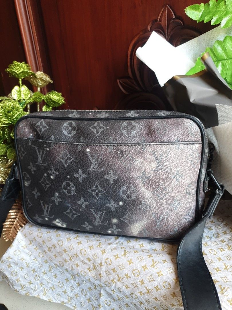 Louis Vuitton Monogram Galaxy Alpha Messenger, Fesyen Wanita, Tas & Dompet  di Carousell