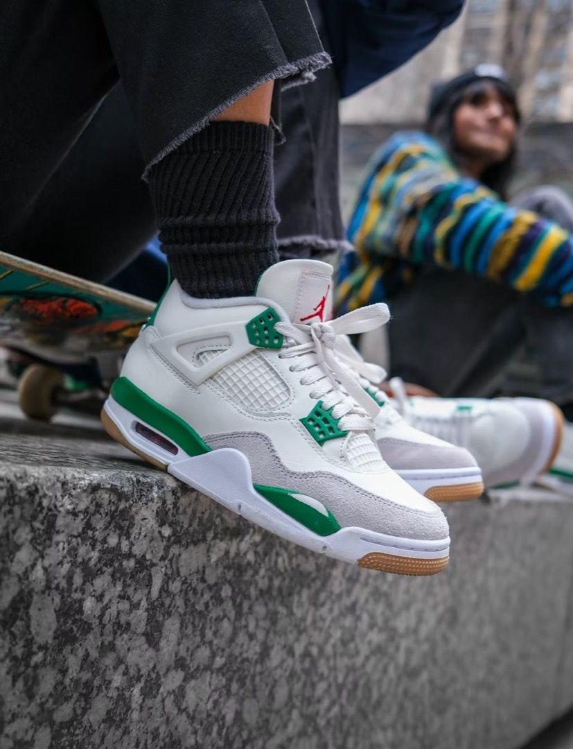 Nike air jordan sales 4 on feet