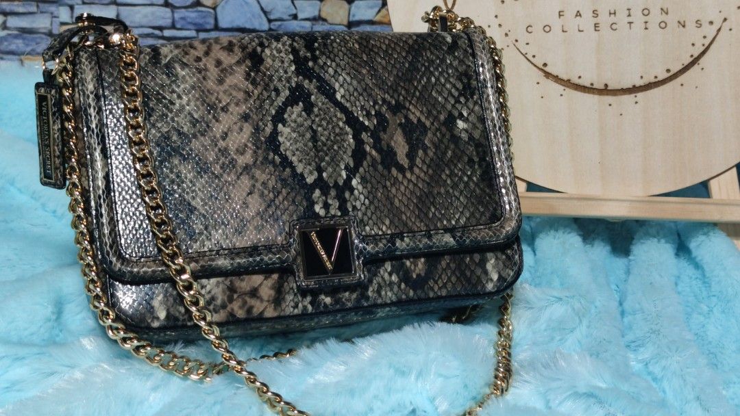 Victoria's Secret Python Snake Skin Crossbody Bag (Category: Shoulder Bags) located in Marikina City. Submitted by verafiedessentials (Listing ID 1238668734, Image 2). Description: ✨ Victoria's Secret Python Snake Skin Crossbody Bag✨ 🔸 💯 AUTHENTIC 💯 🔸 from CANADA 🇨🇦 🔸 Brand New 🔹 Items will only be shipped once fully paid. 🔹 Shipping fee will be shouldered by the buyer. 📌 Mode of payment: 🔸Gcash or Bank Transfer 🔸NO CASH ON DELIVERY O