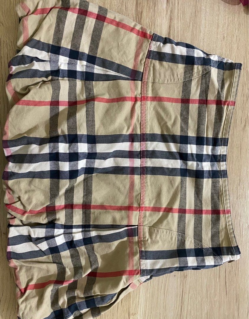VINTAGE BURBERRY SKIRT (Category: Skirts) located in Naga. Submitted by Reese13 (Listing ID 1238754777, Image 2). Description: Super ganda neto! Used once padala galing US. Lakas maka blair waldorf 🫶🏻 Negotiable sa sure buyer!.