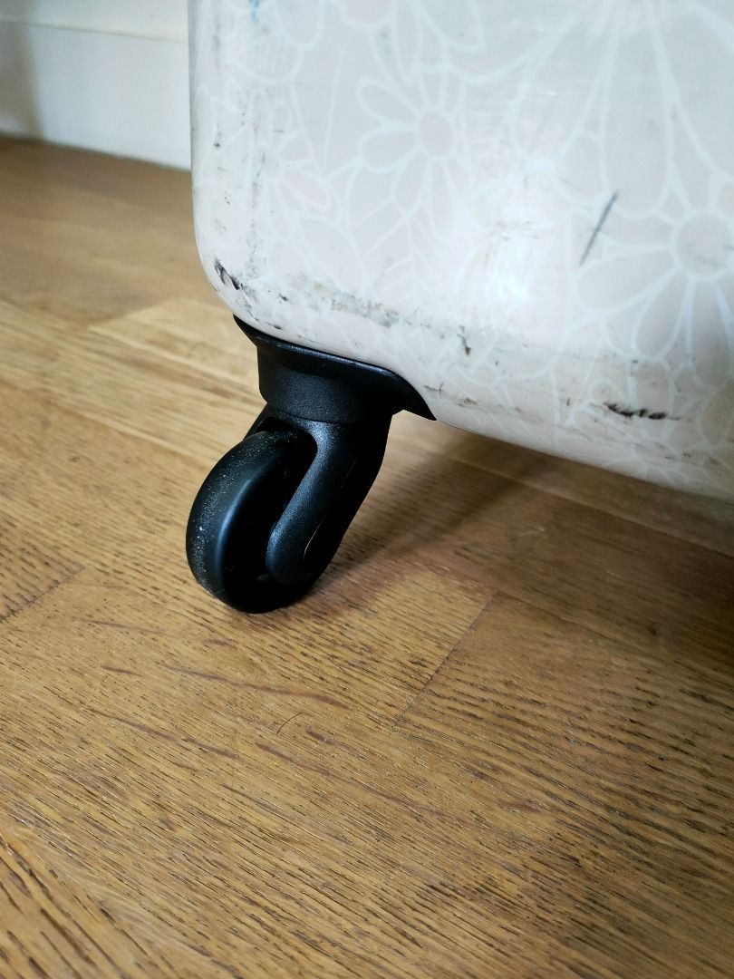 35kg MAX SIZE Delsey Paris Promenade Hard suitcase, USED NOT NEW, beige