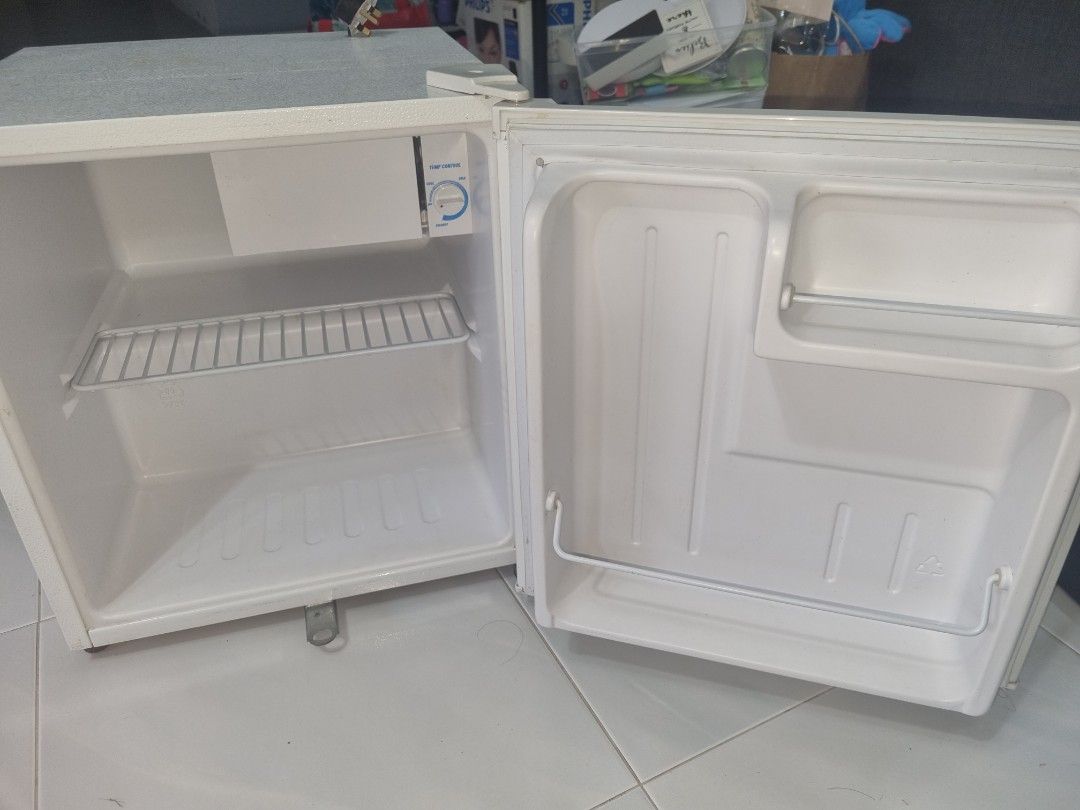 47L mini bar fridge with lock, TV & Home Appliances, Kitchen Appliances