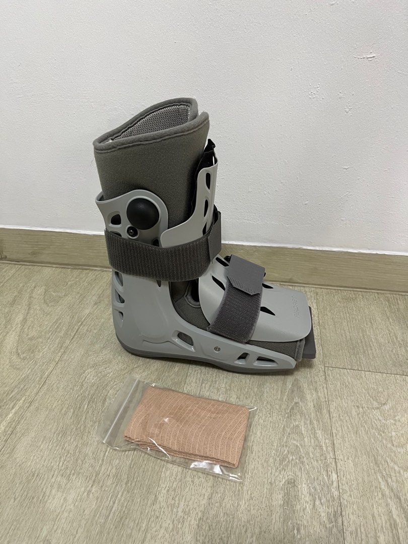 aircast pneumatic walking boot (FREE clutches and hygiene stocking