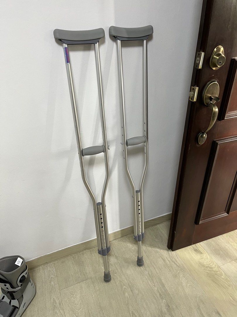 aircast pneumatic walking boot (FREE clutches and hygiene stocking