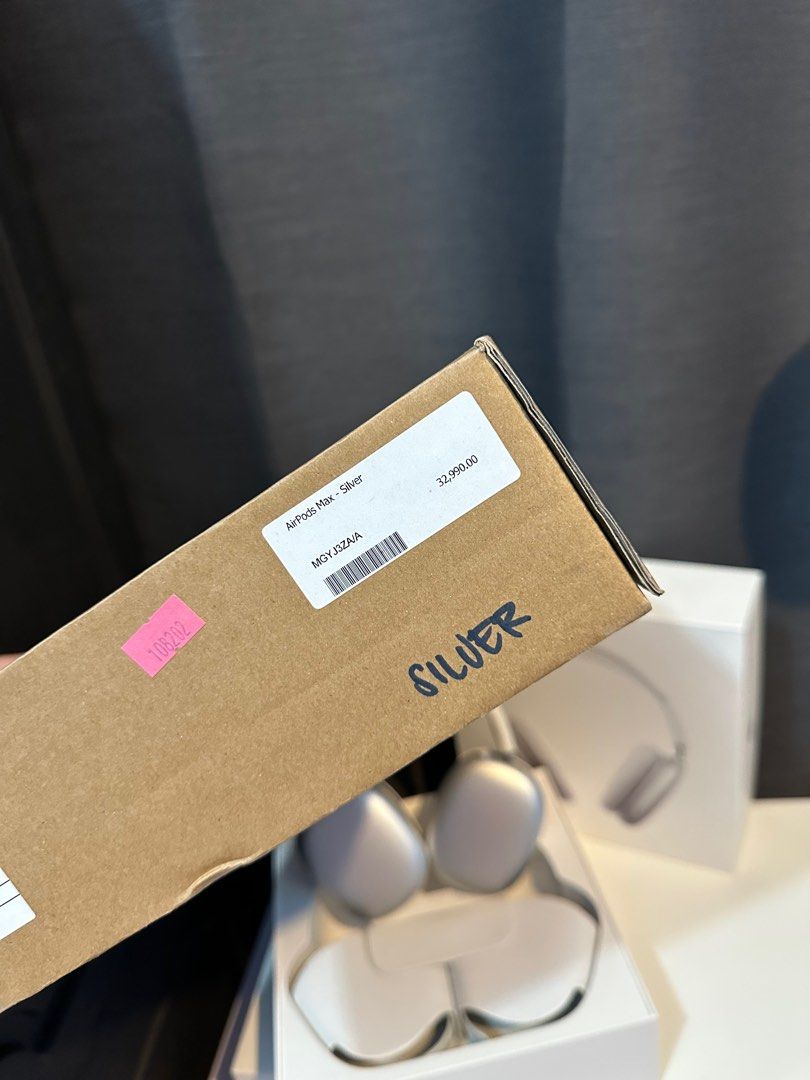 AirPods Max SILVER with freebies (Category: Headphones & Headsets) located in Cavite. Submitted by neilgadgets (Listing ID 1238875482, Image 3). Description: FOR SALE Air Pods Max SILVER🩶 GOOD CONDITION FROM APPLE STORE WITH BOX FREEBIES WHAT YOU SEE WHAT YOU GET🩶 26,000 FIXED PRICE IMUS CAVITE meet up or lalamove.