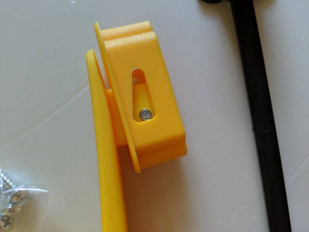 * American Tourister yellow suitcase handle to fix broken luggage