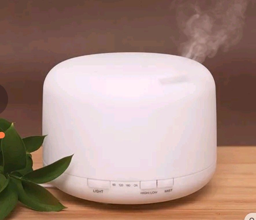 Aroma Diffuser (Category: Home Fragrance) located in Singapore. Submitted by karthighakaif (Listing ID 1238880962, Image 1). Description: aroma diffuser has diff light in the colourful lamp good for purifying air.