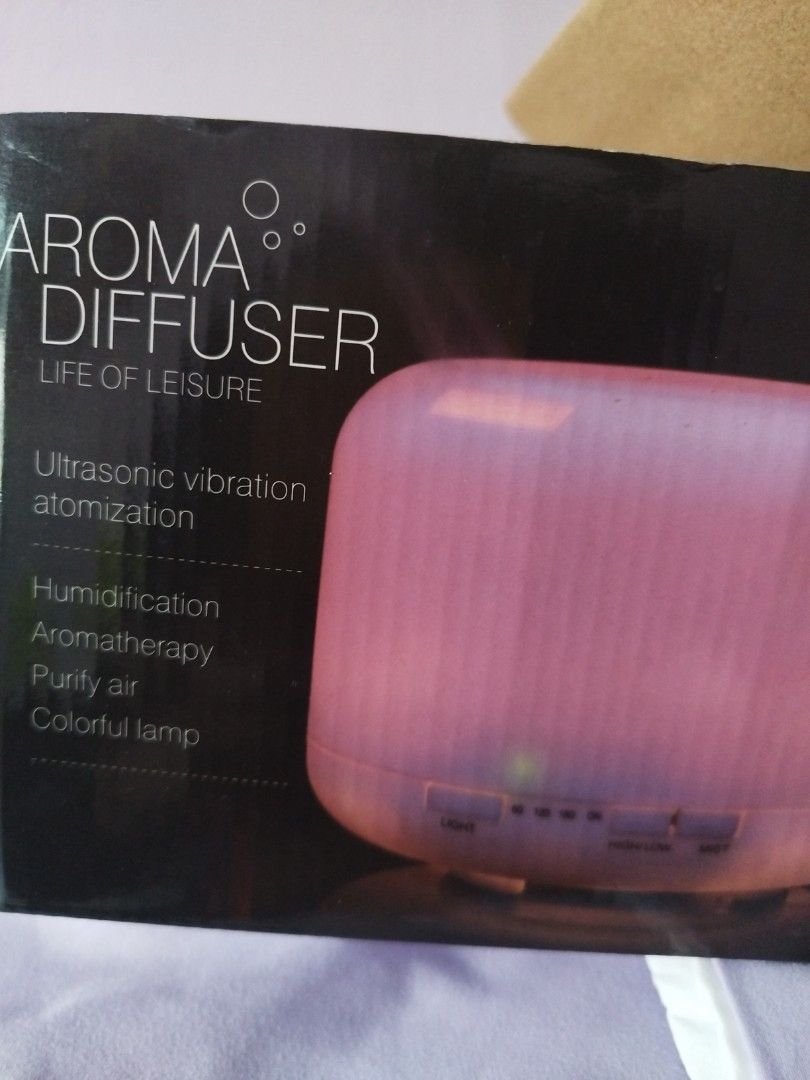 Aroma Diffuser (Category: Home Fragrance) located in Singapore. Submitted by karthighakaif (Listing ID 1238880962, Image 3). Description: aroma diffuser has diff light in the colourful lamp good for purifying air.