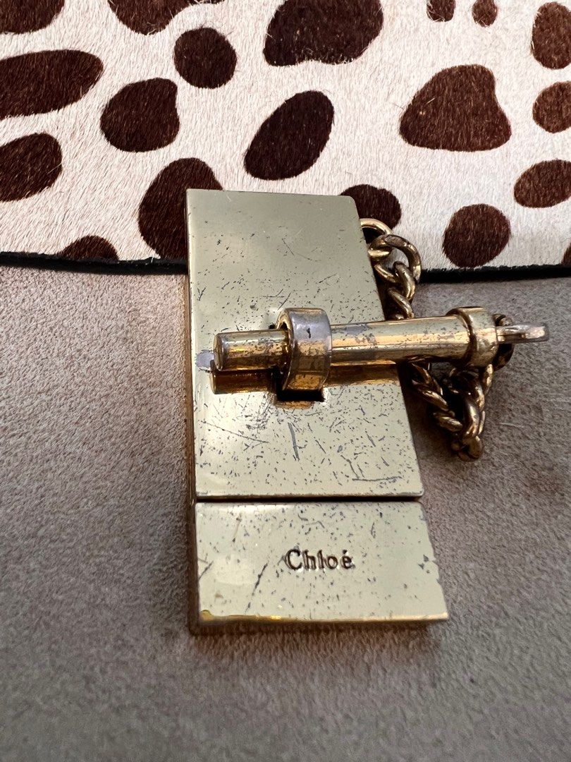 Authentic Chloe Drew Shoulder Bag (Category: Luxury Bags & Wallets) located in Cagayan de Oro. Submitted by riggstuffs (Listing ID 1238946962, Image 3). Description: Guaranteed Authentic Chloe Drew Shoulder Bag Made in Italy With code The nuback has signs of use But no major flaws Disclaimer: Riggstuffs is not associated or affiliated with the brand posted. All copyright and trademark belong solely to the original brand owner .