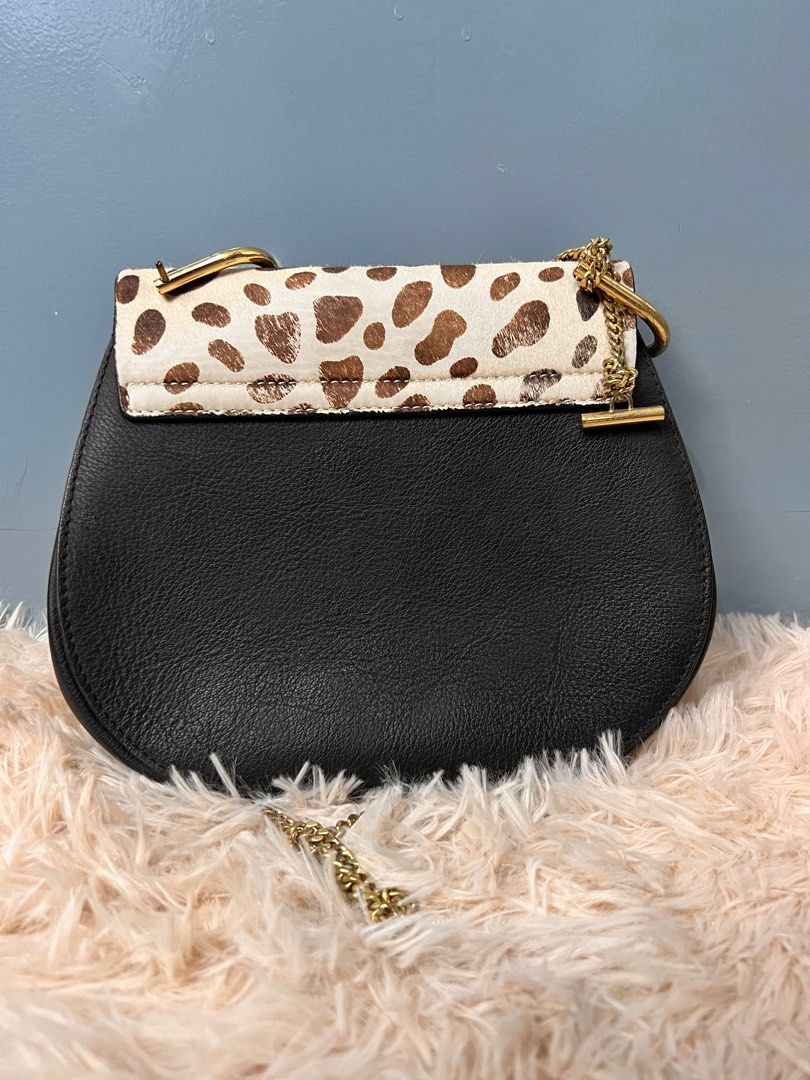 Authentic Chloe Drew Shoulder Bag (Category: Luxury Bags & Wallets) located in Cagayan de Oro. Submitted by riggstuffs (Listing ID 1238946962, Image 2). Description: Guaranteed Authentic Chloe Drew Shoulder Bag Made in Italy With code The nuback has signs of use But no major flaws Disclaimer: Riggstuffs is not associated or affiliated with the brand posted. All copyright and trademark belong solely to the original brand owner .