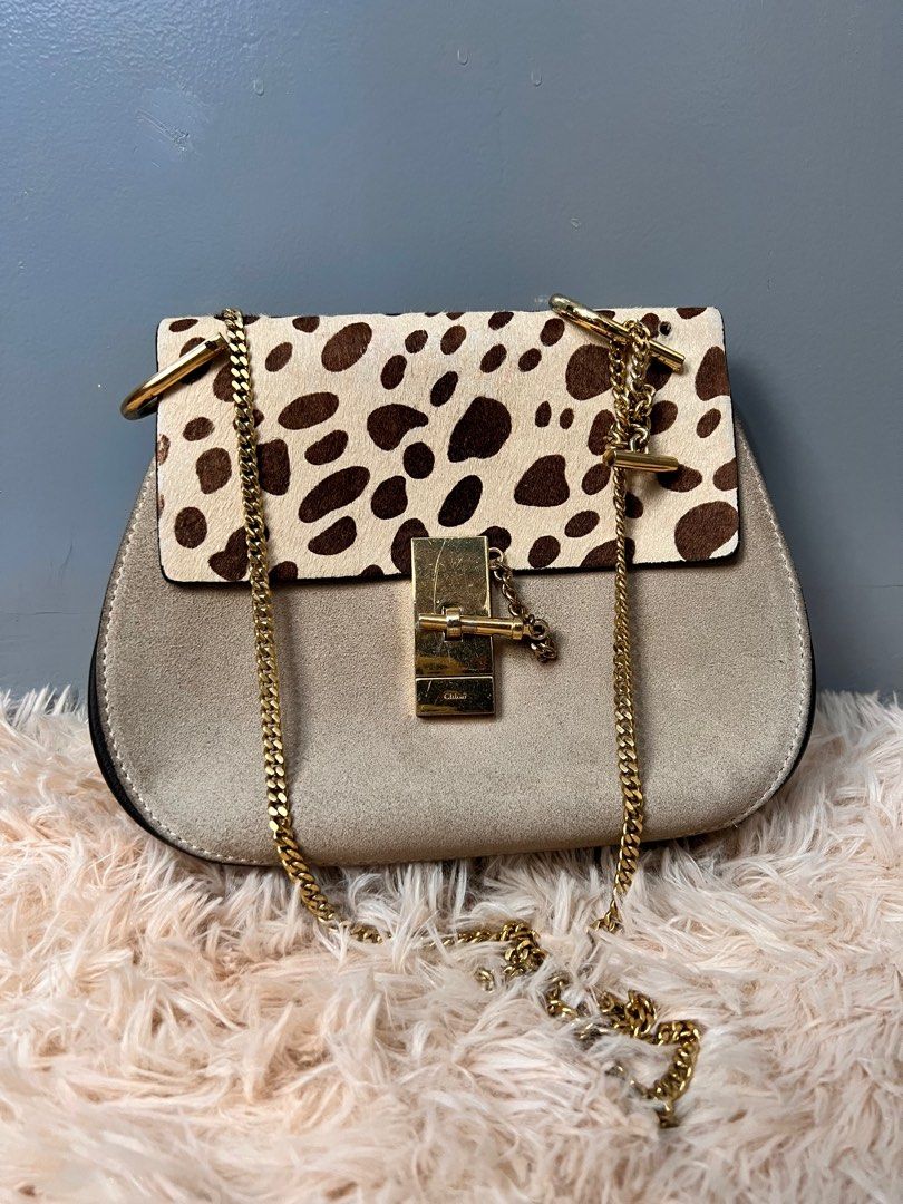 Authentic Chloe Drew Shoulder Bag (Category: Luxury Bags & Wallets) located in Cagayan de Oro. Submitted by riggstuffs (Listing ID 1238946962, Image 1). Description: Guaranteed Authentic Chloe Drew Shoulder Bag Made in Italy With code The nuback has signs of use But no major flaws Disclaimer: Riggstuffs is not associated or affiliated with the brand posted. All copyright and trademark belong solely to the original brand owner .