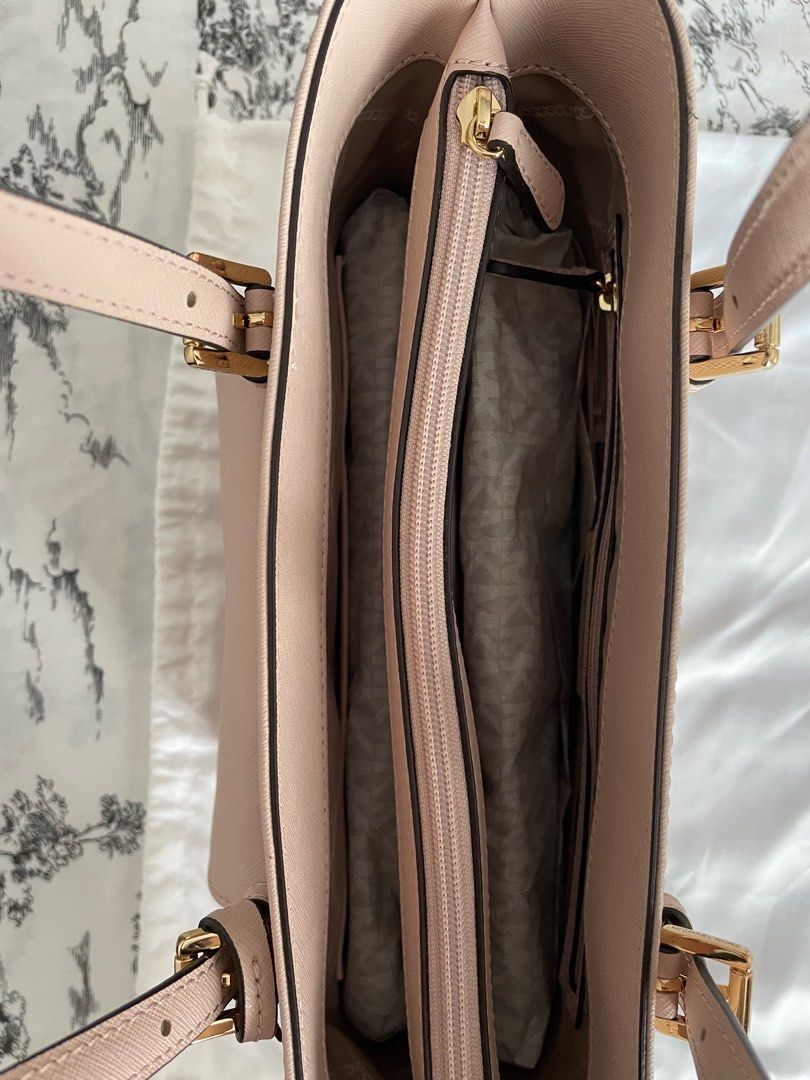 MICHAEL KORS Jet Set Medium Saffiano Leather Top-Zip Tote Bag, Women's  Fashion, Bags & Wallets, Shoulder Bags on Carousell